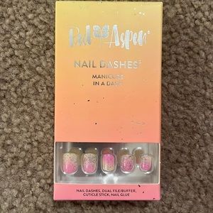 Red Aspen petite nail dashes
